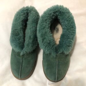 B ) Uggs slippers
